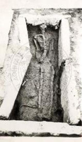 Cist grave with grave offerings.