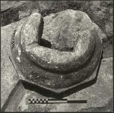 Οκτάπλευρη βάση με μεταγενέστερη εγκοπή.