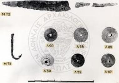 Περατή. Το νεκροταφείον. Μαχαίριον, άγκιστρον, χάνδρα και κομβία του τάφου 21.