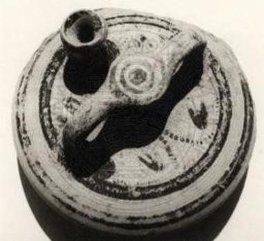 Ανώτερον τμήμα ψευδόστομου αμφορέως.