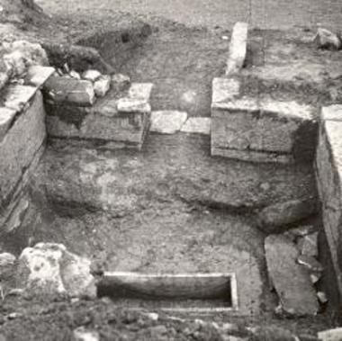 Rectangular tomb (burial chamber and sarcophagus).