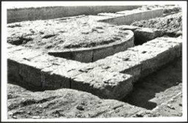 Εσωτερικά κυκλικός και εξωτερικά τετράγωνος πύργος του τείχους.