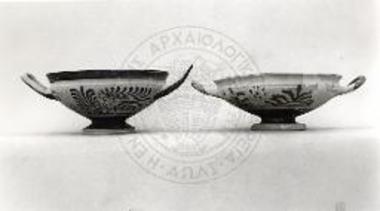 Ανθεμωτές κύλικες του Β/19 (αρ. 10143, 10145).