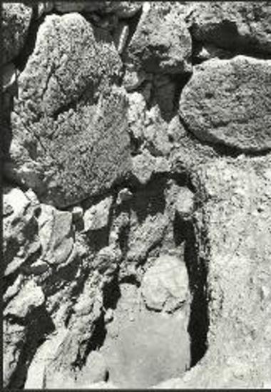 Μεσοελλαδικός τάφος εις την υποθεμελίωσιν του δυτικού κυκλώπειου τείχους.