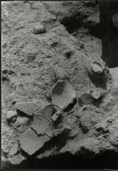 Τεμάχια μεγάλου αγγείου κατά χώρα.