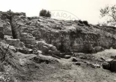 Κατάσταση στην οποία διακόπηκε η ανασκαφή της ΒΑ γωνίας του αναλήμματος.