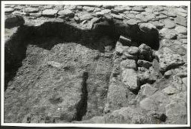 Δοκιμή ΙV υπό ΝΑ τμήμα Μεγάλης Αυλής. Αρχαιότερα αρχιτεκτονικά κατάλοιπα, από Α.