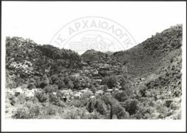 Το χωρίον Κάτω Σύμη εντός της χαράδρας και εις το βάθος ο λόφος «Καλές» (εκ του βορείου άκρου του χωρίου).