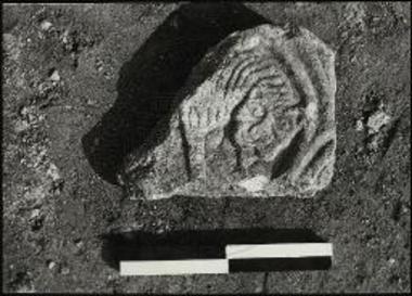 Αγ. Χαράλαμπος Μαρωνείας. Τμήμα θωρακίου με ανάγλυφη παράσταση κεφαλής λέοντος.