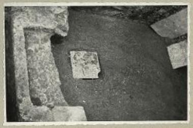 Το εσωτερικόν του «ηρώου». Παρά την είσοδον η πλαξ η καλύπτουσα τον αγωγόν των χοών.