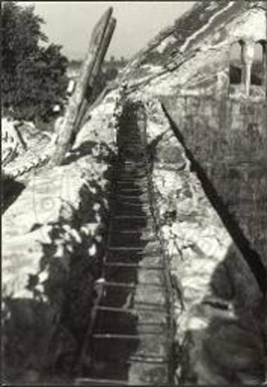 Άρτα. Η εξ ωπλισμένου σκυροδέματος δοκός στηρίξεως της νέας στέγης της Αγ. Θεοδώρας.