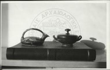 Άβδηρα. Ερυθρόμορφος ασκός και μελαμβαφής πυξίς εκ του τάφου της 