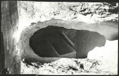 Είσοδος λαξευτού τάφου Πάνω Βάθειας Ηρακλείου.