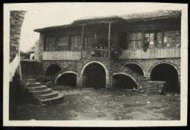 Κλίμακες και τόξα ισογείου κάτωθεν υαλοφράκτου κρεββάτας.