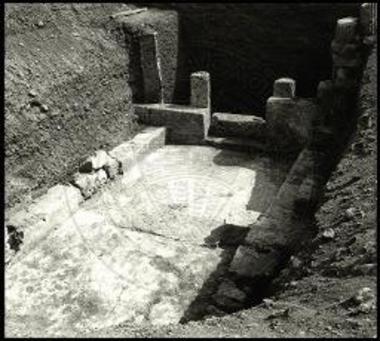 Η τούμπα ΒΑ του Πνευματικού Κέντρου. Ο μακεδονικός τάφος με την ιωνική πρόσοψη, εσωτερικό με τους δύο θαλάμους.