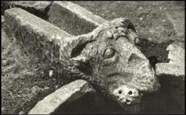 Υδρορρόη σχήματος κεφαλής κριού.