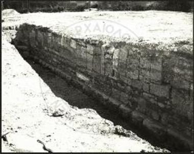Τμήμα του βορείου τείχους. Χαμηλά διακρίνεται η πρώτη στρώση λίθων πάνω απο την ευθυντηρία του ελληνιστικού τείχους.