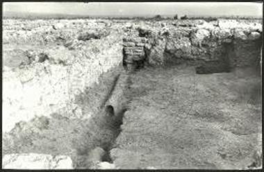 Εμβάλωμα του βορείου τοίχου και οχετός υπό το δάπεδον του ανατολικού χώρου της οικίας VI (από Ν).
