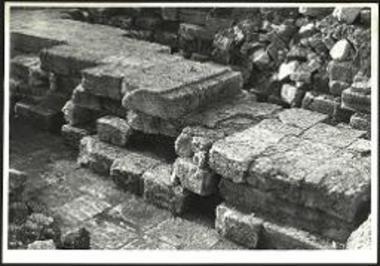 Χαλκιδική, Καλλιθέα. Ναός του Άμμωνος Διός. Από ΝΑ άποψη των δόμων των θεμελίων και της ευθυντηρίας του τοίχου του σηκού.