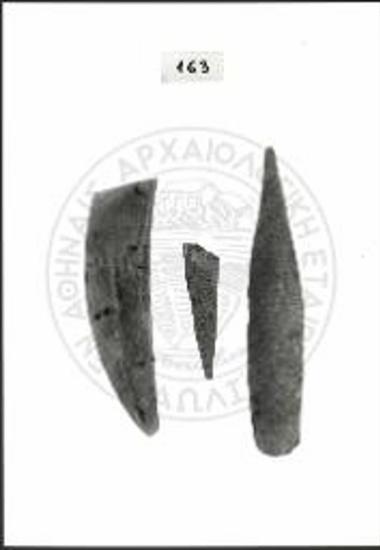 Βορειοδυτική Συνοικία, Δωμάτιο ΙΙ2, άσκαπτο επίχωμα, δάπεδο, δόντι κάπρου από κράνος (επάνω) και δύο οστέινες αιχμές (μέσον και κάτω).