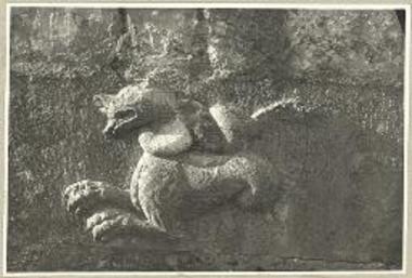 Ανάγλυπτος θαλάσσιος κύων εκ της εκκλησίας του αγίου Νικολάου εν Δελβίνω.