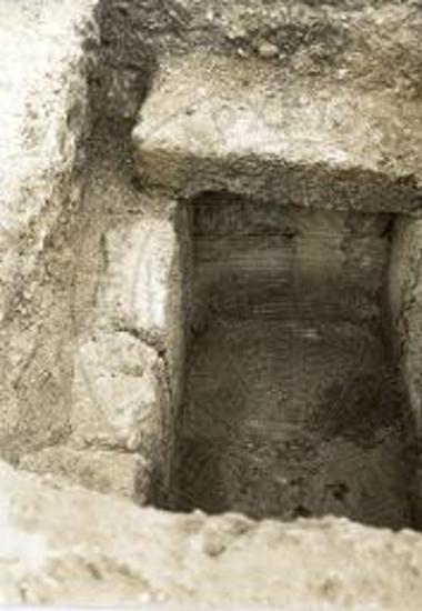 Ο πώρινος κιβωτιόσχημος Β/53 (εσωτερικώς) εντός του μνημειώδους οικογενειακού περιβόλου Γ.