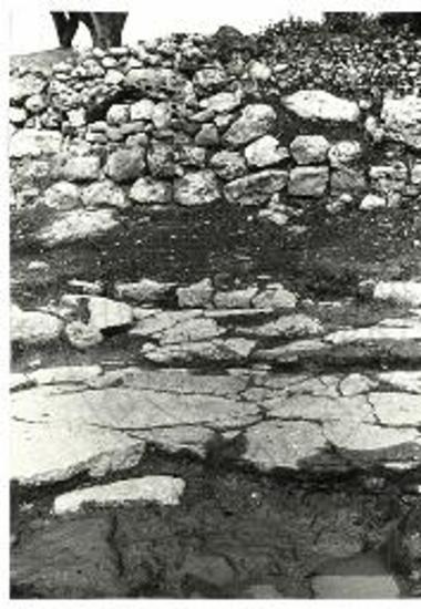 Τμήμα του βαθμιδωτού πλακόστρωτου 44 και του Κυκλωπείου μετά την ανασκαφήν 1970, από Ανατολών.