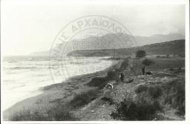 Ο προ του μνημείου ( ) χώρος προς την θάλασσαν. Εις το βάθος ο Ίσμαρος (Μαρώνεια).