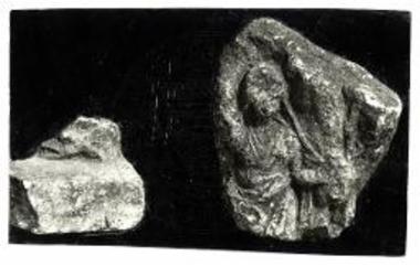 Αριστερά, μαρμάρινον τεμάχιον με κεφαλή αγρίου ζώου. Δεξιά, αρχαίον ανάγλυφον Αρτέμιδος.