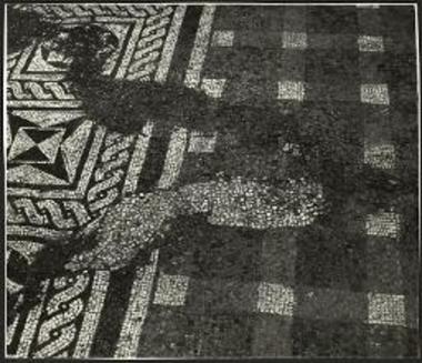 Λεπτομέρεια του δαπέδου Α3, από Ανατολών. Αριστερά κατά σειράν ελάχιστον μέρος του στοιχείου Β5, το Β6 και Β7.