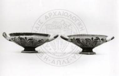 Ανθεμωτές κύλικες του Τ/16 (αρ. 10089, 10072).
