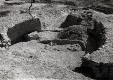 Περιστεριά, θολωτός τάφος 3 εκ Β. Δεξιά, το άκρον του«Κύκλου». Μέσον, οι πρώτοι λίθοι της επιχώσεως του λάκκου.