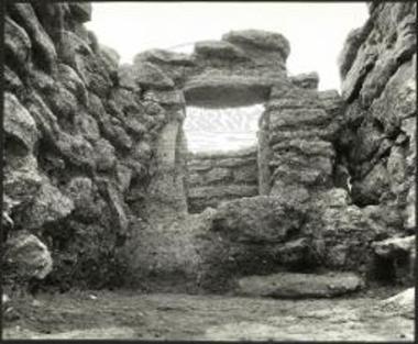 Η θύρα επικοινωνίας μεταξύ των δωματίων 7 και 8 του ταφικού κτηρίου 5 μετά την στερέωσιν του υπερθύρου από Ανατολών.