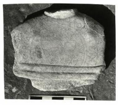 Μεγάλη Οικία. Εντός του τοίχου Ι, έναντι της ΒΑ γωνίας του δωματίου 41. Εμπροσθία όψις μαρμαρίνου κυκλαδικού ειδωλίου.