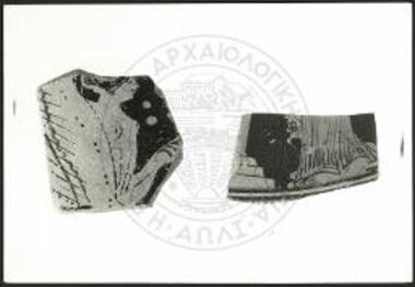 Όστρακα ερυθρομόρφων αττικών αγγείων με παράστασιν σφιγγός και γυναικός προ επιτυμβίου στήλης.