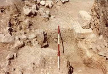 Η στρωματογραφική θέση του πρόχειρου βωμού.