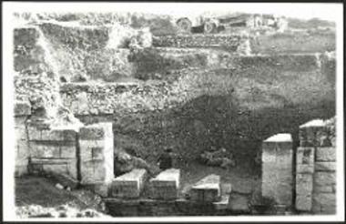 Άνω η οικοδομή υπ' αριθ. 9-10, κάτω ο τοίχος υπ' αριθ. 4.