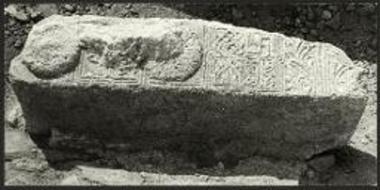 Ανασκαφή εις το Τηγάνι. Τεμάχιο γλυπτού.