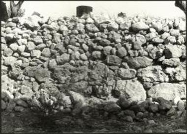 Περιοχή  Ρ. Μέγας μινωϊκός τοίχος και ο επ' αυτού τράφος του κτίσματος προ της ανασκαφής, από Α (δείκτης 1 μ.).