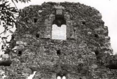 Άγιος Λέων Μεθώνης. Εξωτερική όψις του νοτίου τυμπάνου της εγκαρσίας καμάρας. Χαμηλά, δια μέσου ακανονίστου ανοίγματος, φαίνεται το βόρειον τύμπανον.