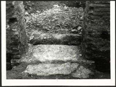 Λίθινον κατώφλιον θύρας του θαλάμου Γ.