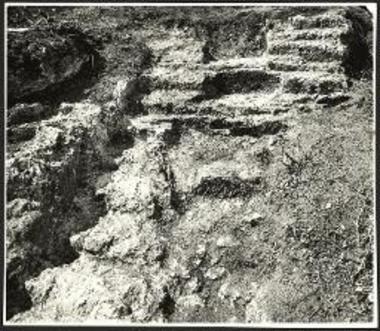 Βαθμιδωτά λαξεύματα του βράχου εκ λατομίας από Νοτιοανατολών.