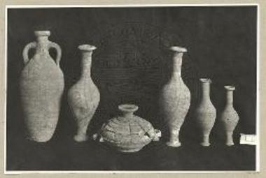 Θήβα. Αμφορίσκος, πυξίδιο και μυροδοχεία.