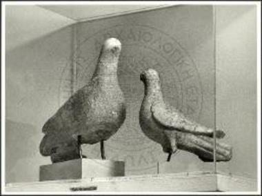 Αναθήματα υπό μορφή περιστεριών από το Ιερό της Αφροδίτης και Έρωτος.