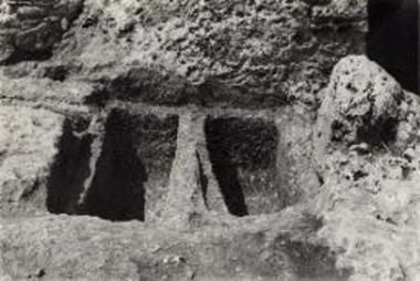 Ζεύγος τάφων αριστερά της μνημειώδους εισόδου.