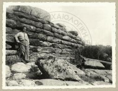 Εξωτερική όψις του περιβόλου εις το σημείον Π2 του σχεδιογραφήματος.