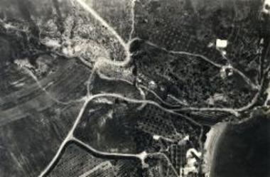 Περατή. Το νεκροταφείον. Αεροφωτογραφία της περιοχής Ερωτοσπηλιάς. Οι τάφοι διακρίνονται εις το άνω αριστερά μέρος της.