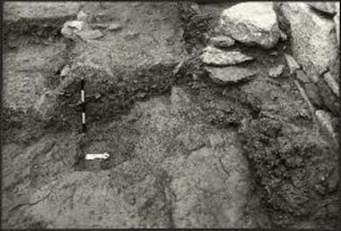 Λεπτομέρεια του φυσικού βράχου-δαπέδου με κοιλότητα ακανονιστου σχμήματος.