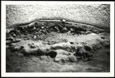 Ο δυτικός σωρός της αυλής μετά την απομάκρυνσίν του. Φαίνονται τα ίχνη του προχείρου αναλημματικού τοίχου του σωρού.