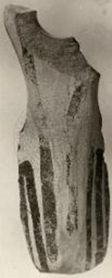 Απότμημα νεολιθικ?ς τετρημένης λαβής ή ειδωλίου (πρόσθια όψις).